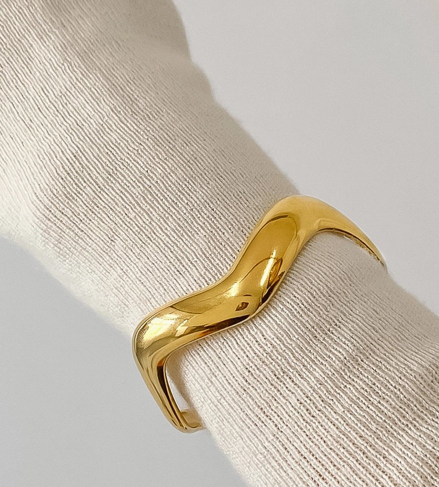 Maria 18K Gold Non - Tarnish V Shaped Bracelet - Madmoizelle Closet